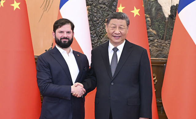 习近平会见智利总统博里奇