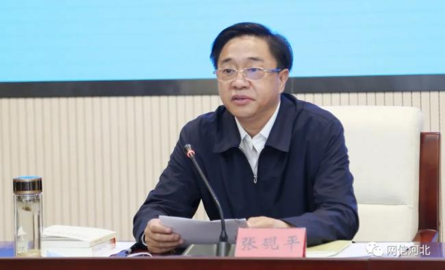 图为省委宣传部副部长,省委网信办主任张砚平出席会议并讲话.